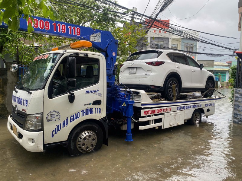 Kỹ năng sống còn khi lái xe trong mưa bão