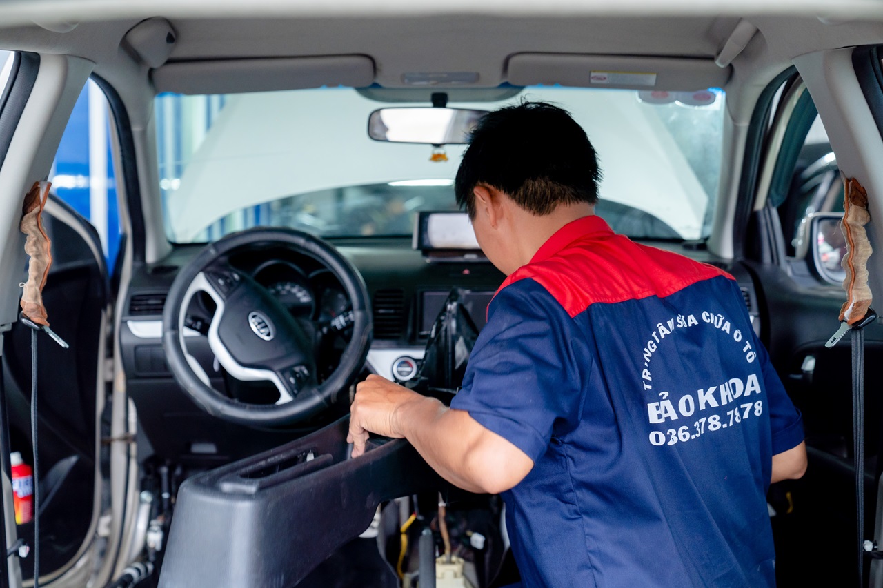 Thợ của Bảo Khoa Auto đang kiểm tra xe
